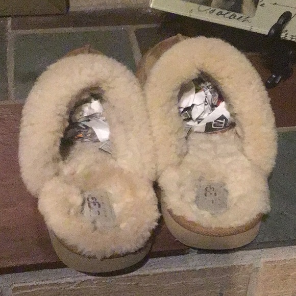 UGG Slippers Size 7 Chestnut #5614 - Picture 3 of 8